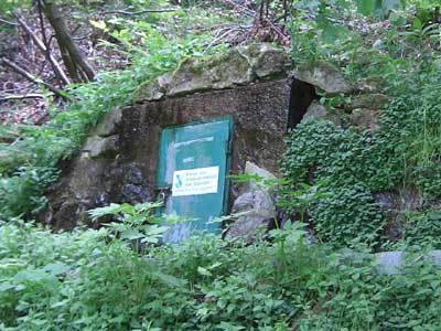 Bild: Quellsanierung (Quellhaus vor der Sanierung)